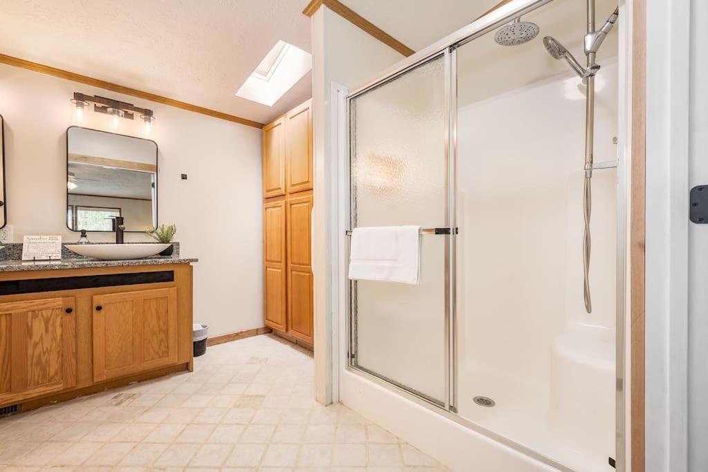 *Entire House • Sleeps 9 • Hot Tub • Pets Welcome* МакГенрі Екстер'єр фото